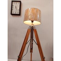 Antiker Stil Holz Dreibein Stehlampe Ständer - 60 Zoll | Ohne Schirm Antiker Stil Holz Dreibein Stehlampe Ständer - 60 Zoll | Ohne Schirm von SPRIZEHANDICRAFT
