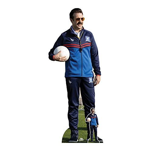 STAR CUTOUTS Ted Lasso Jason Sudeikis mit Fußball-Ausschnitt aus Karton in Lebensgröße von STAR CUTOUTS