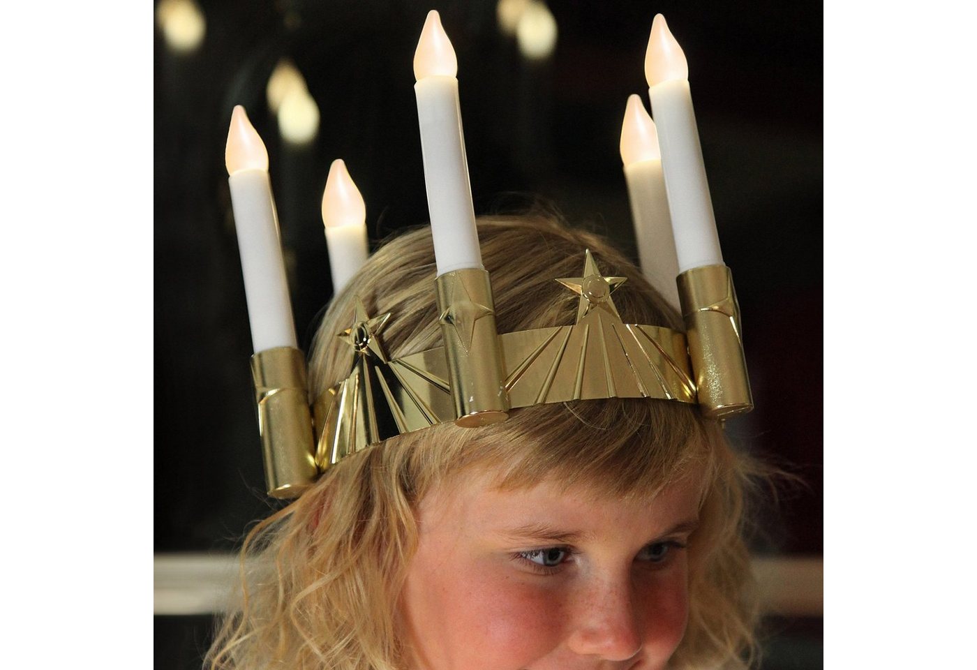 STAR TRADING LED Dekoobjekt LED Krone mit Stabkerzen Santa Lucia Fest gold 5-flammig Batterie, LED Classic, warmweiß (2100K bis 3000K) von STAR TRADING