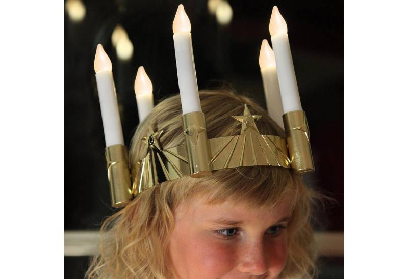 STAR TRADING LED Dekoobjekt LED Krone mit Stabkerzen Santa Lucia Fest gold 5-flammig Batterie, LED Classic, warmweiß (2100K bis 3000K) von STAR TRADING