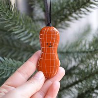 Die Erdnuss-Weihnachtskugel Die Erdnuss-Weihnachtskugel von STATIONPOLENORD