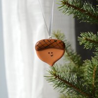 Haselnuss-Ornament Für Den Baum Haselnuss-Ornament Für Den Baum von STATIONPOLENORD