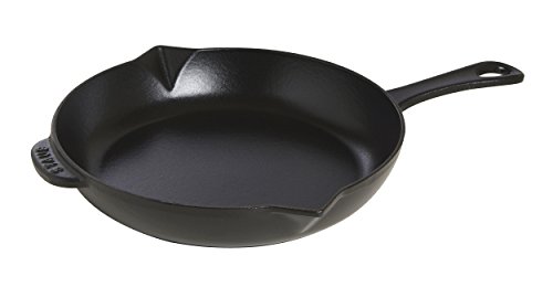 STAUB Bratpfanne aus Gusseisen, 26 cm, mit Ausgießer, für alle Herdarten geeignet, Schwarz von STAUB