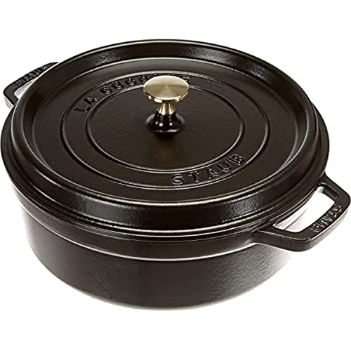 STAUB Gusseisen Bräter/Cocotte, Rund & Flach, 26 cm, 4 L, Aromaregen Funktion, Für alle Herdarten geeignet, schwarz von STAUB