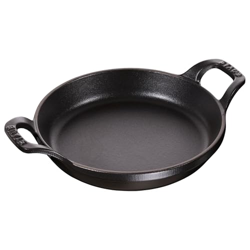 STAUB Ofenform/Servierplatte/Auflaufform, rund mit 2 Griffen, 20 cm, 0,75 L, Gusseisen, Für alle Herdarten inkl. Induktion & Backofen, stapelbar, Schwarz von STAUB