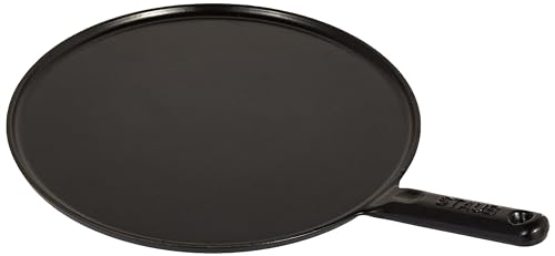 Staub Crepes Pfanne mit Gusseisengriff, rund (30 cm, induktionsgeeignet, mit mattschwarzer Emaillierung im Inneren der Pfanne, inklusive 1 Verteiler und 1 Spatel), schwarz von STAUB