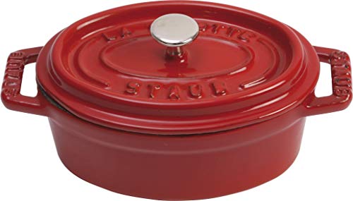 STAUB Mini Cocotte, oval mit Deckel 11 cm, 0,25 L, induktionsgeeignet, mit mattschwarzer Emaillierung im Inneren des Topfes, Kirschrot von STAUB