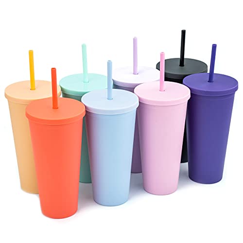 Trinkgläser mit Deckel (8 Stück) 624 ml farbige Acrylbecher mit Deckel und Strohhalmen | doppelwandige matte Kunststoffbecher mit Strohhalm-Reiniger Vinyl DIY Geschenke von STRATA CUPS