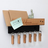 Schlüsselbrett Aus Holz Personalisiert Mit Ablage, Pinwand & Individueller Gravur, Modernes Design, Hochwertig Und Stabil, Made in Germany Schlüsselbrett Aus Holz Personalisiert Mit Ablage, Pinwand & Individueller Gravur, Modernes Design, Hochwertig Und Stabil, Made in Germany von STREIFHOLZ