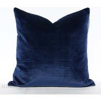 Samtkissen, Studio Tullia, Mitternachtsblau, Auf Bestellung Samtkissen, Studio Tullia, Mitternachtsblau, Auf Bestellung von STUDIOTULLIA