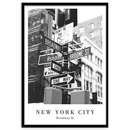 Gerahmtes Bild Broadway Street 50 x 70 cm I Rahmenbild New York schwarz weiß Schilder I Wandbilder Schlafzimmer I Wanddeko Kunstdruck I Bilder mit Rahmen und Plexiglas I Verschiedene Poster & Größen von STYLER