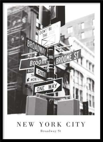 Gerahmtes Bild Broadway Street 50 x 70 cm I Rahmenbild New York schwarz weiß Schilder I Wandbilder Schlafzimmer I Wanddeko Kunstdruck I Bilder mit Rahmen und Plexiglas I Verschiedene Poster & Größen von STYLER