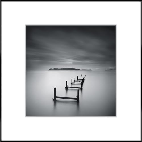 STYLER Gerahmtes Bild Jetty 5 40 x 40 cm I Schwarz-Weiß Fotografie ruhiger See und Holzsteg minimalistisches Design I Wandbild Wohnzimmer Schlafzimmer Büro I Wanddeko Modern Bild mit schwarzem Rahmen von STYLER