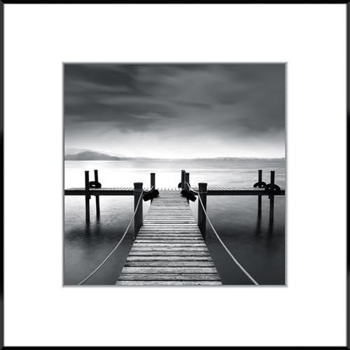 STYLER Gerahmtes Bild Jetty 7 40 x 40 cm I Schwarz-Weiß Fotografie ruhiger See und Holzsteg minimalistisch I Wandbild Wohnzimmer Schlafzimmer Büro I Wanddeko Modern Bild mit schwarzem Rahmen von STYLER