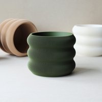 Grüner Dekorativer Blumentopf Mit Elegantem Linienmuster | 3D Gedruckter Übertopf Grüner Dekorativer Blumentopf Mit Elegantem Linienmuster | 3D Gedruckter Übertopf von SUCCUC