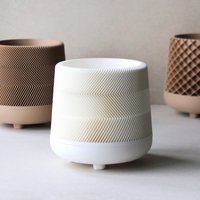 Weiße Blumentöpfe Mit Zick-Zack-Linienmuster Und Untertassentellern Auf Füßen - Einzigartige Funktionale Wohnkultur Weiße Blumentöpfe Mit Zick-Zack-Linienmuster Und Untertassentellern Auf Füßen - Einzigartige Funktionale Wohnkultur von SUCCUC