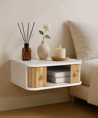 SUMGAR Nachttisch Hängend Weiß Beistelltisch Bambus Nachtschrank mit 2 Schiebetüren Bedside Table Kleiner Nightstand für Schlafzimmer Wohnzimmer 30 cm Breit Sofatisch für Boho Zimmer Deko von SUMGAR