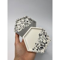 Jesmonite Hexagon Tablett von SUNNYVIE