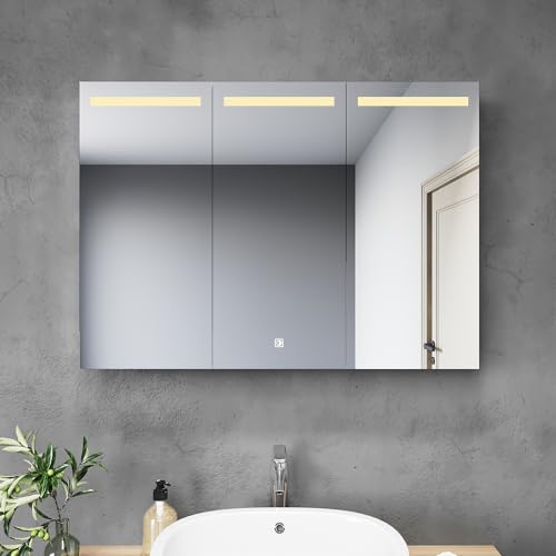 SUNXURY Spiegelschrank Bad mit Beleuchtung 900x650mm LED Badzimmerschrank mit Touchschalter und Steckdose 3 Türen Wasserdicht Edelstah Badspiegelschrank von SUNXURY