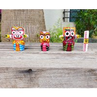 4 Zoll Pure Neem Jagannath Baladev Subhadra Handgemacht|Iskcon Hindu Gott|Vishnu Avatar|Hölzern Idol|Hare Krishna|Heilige Religiöse Statue von SUTALICRAFTS
