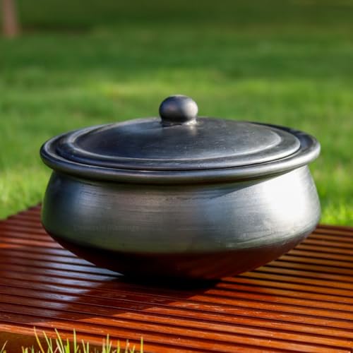 Swadeshi Blessings Exclusive Range Unglasierter Ton Handi/Earthen Kadai/Tontopf zum Kochen und Servieren mit Deckel (mit Spiegel-Finish) + Gratis Asche zum Reinigen (2,8 Liter Handi) (Black) von SWADESHI BLESSINGS