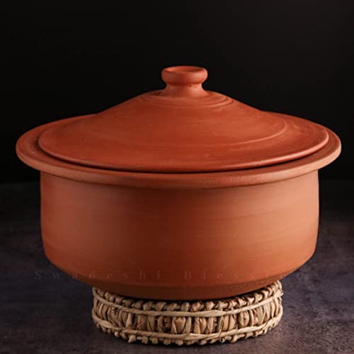 Swadeshi Blessings HandMade Exclusive Range Unglasierter irdener Kadai/Mud Handi/Mitti Ke Bartan/Tontopf zum Kochen und Servieren mit Deckel (mit Spiegelglanz) + gratis Palmblattständer (4 Litres) von SWADESHI BLESSINGS