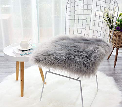 SWECOMZE Sitzkissen,Faux Lammfell Schaffell Sitzauflage Longhair Fell Optik Nachahmung Wolle Sofa Matte Lammfellimitat Teppich (Hellgrau,45 * 45cm) von SWECOMZE