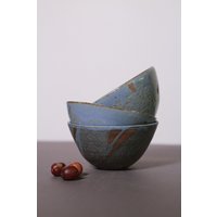 Handgefertigtes Keramikschüssel-Set, Blaubraune Gesprenkelte Glasur, Rustikale Keramikschüsseln, Handwerker Steinzeug Küche Servierteller von SaGaPotteryUkraine