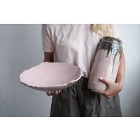 Rosa Dekorativer Servierteller, Handgemachter Großer Keramikteller, Keramik-Servierschale, Rutic Servierplatte, Tiefer Teller, Keramiktablett von SaGaPotteryUkraine