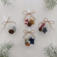 4 Stück Weihnachtskugeln - Mini Halbkugeln Mit Gehäkeltem Stern Und Weihnachtlicher Deko von SabinesMaschenpalast