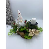 Wichtel Gnom Weihnachtsgesteck Rot Gold Weiß - Baumscheibe Mit Künstlichem Tannengrün & Naturmaterialien | Weihnachtsdeko Adventsgesteck Wichtel Gnom Weihnachtsgesteck Rot Gold Weiß - Baumscheibe Mit Künstlichem Tannengrün & Naturmaterialien | Weihnachtsdeko Adventsgesteck von SabinesMaschenpalast