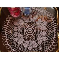 Filigranes Zierdeckchen, Gehäkelt, 40cm Durchmesser, Zart Fliederfarben von SabinesStrickwaren