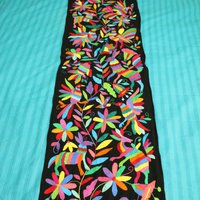 Mehrfarbige Otomi Besticktes Textil Mehrfarbige Leinwand Von Tieren Und Blumen, Die Tenango De Doria, Hidalgo, Mexiko Hand Bestickt Wurden von SabinnaVintage
