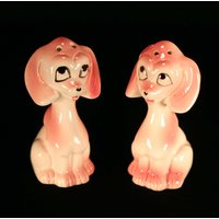 1950Er Jahre 10cm Groß Anthropomorpher Hund Salz Und Pfefferstreuer Shaker Sammler Pink Küche Kitsch von SablesCoolStuff