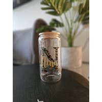 Personalisiertes Trinkglas Mit Strohalm Im Trendigen Leo-Look von SabrinasHerzstuecke