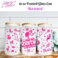 Barbie - Kaffeebecher Bierglas Tasse Glasdose -Kaffeetasse Ich Bin Eine Milchglasdose Mit Strohhalm & Bambus Deckel Barbie - Kaffeebecher Bierglas Tasse Glasdose -Kaffeetasse Ich Bin Eine Milchglasdose Mit Strohhalm & Bambus Deckel von SabzKraftz