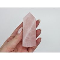 Rosenquarzturm, Kristallturm, Auffälliger Rosenquarz, Kristallgeschenke, Polierter Saftiger Rosenquarzgenerator Rosenquarzturm, Kristallturm, Auffälliger Rosenquarz, Kristallgeschenke, Polierter Saftiger Rosenquarzgenerator von SacredValleyCrystals