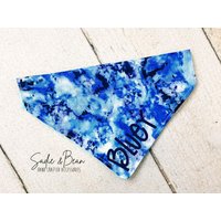 Blaues Tie Dye Hundehalstuch, Bestickt, Swirl, Hippie, Monogramm Bandana, Personalisiert, Hund, Katze, Welpe, Über Dem Halsband von SadieAndBeanBoutique