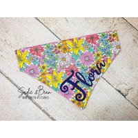 Blumen Hundehalstuch, Bestickt, Geblümte, Wilde Blumen, Monogramm Bandana, Über Dem Halsband, Individuell, Mädchen, Klein von SadieAndBeanBoutique