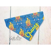 Camping Hunde Bandana, Sommer, Bestickt, Camper Smores, Personalisiert, Glamping, Draußen, Camp Fire von SadieAndBeanBoutique