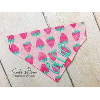 Erdbeer Bandana, Sommer, Bestickt, Rosa, Obst, Erdbeeren, Monogramm, Personalisiert, Hundehalstuch, Katzenhalstuch, Halsband von SadieAndBeanBoutique