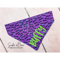 Halloween Hundehalstuch, Bestickt, Fledermäuse, Lila, Herbst, Kürbis, Monogramm Bandana, Personalisiert, Katzenhalstuch, Halsband von SadieAndBeanBoutique