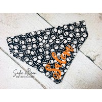 Halloween Hundehalstuch, Bestickt, Kürbisse, Herbst, Skelette, Totenköpfe, Monogramm Bandana, Personalisiert, Over The Collar von SadieAndBeanBoutique