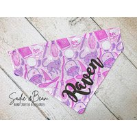 Hundehalstuch, Bestickt, Hexe, Besen, Totenkopf, Herbst, Kürbis, Monogramm Bandana, Personalisiert, Halloween, Over The Collar von SadieAndBeanBoutique