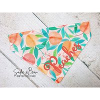 Peaches Hundehalstuch, Bestickt, Sommer, Pfirsich, Monogramm Bandana, Georgia, Personalisiert, Über Dem Halsband, Süß, Niedlich, Obst von SadieAndBeanBoutique