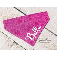 Schloss Hunde Bandana, Bestickt, Theme Park, Tiaras, Prinzessin, Urlaub, Rosa, Mädchen, Personalisiert, Monogramm Hund, Märchen von SadieAndBeanBoutique