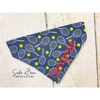 Tennis Hundehalstuch, Sport Bandana, Bestickt, Sport, Personalisiert, Tennisbälle, Over The Collar, Halsband, Hundesport von SadieAndBeanBoutique