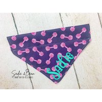 Workout Hundehalstuch, Bestickt, Personalisiert, Gewichte, Gym, Sweat, Monogramm Bandana, Katzenhalstuch, Halsband, Individuell von SadieAndBeanBoutique