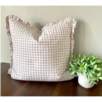 Beige Vichykaro-Kissenbezug Mit Rüschen von SadieLadyDesigns