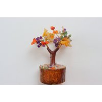Handgefertigter Regenbogen Chakra Baum, 7 60 Steine Edelstein Kristall Baum Der Chaka Kristallbaum Skulptur von SadiqGemsandMinerals